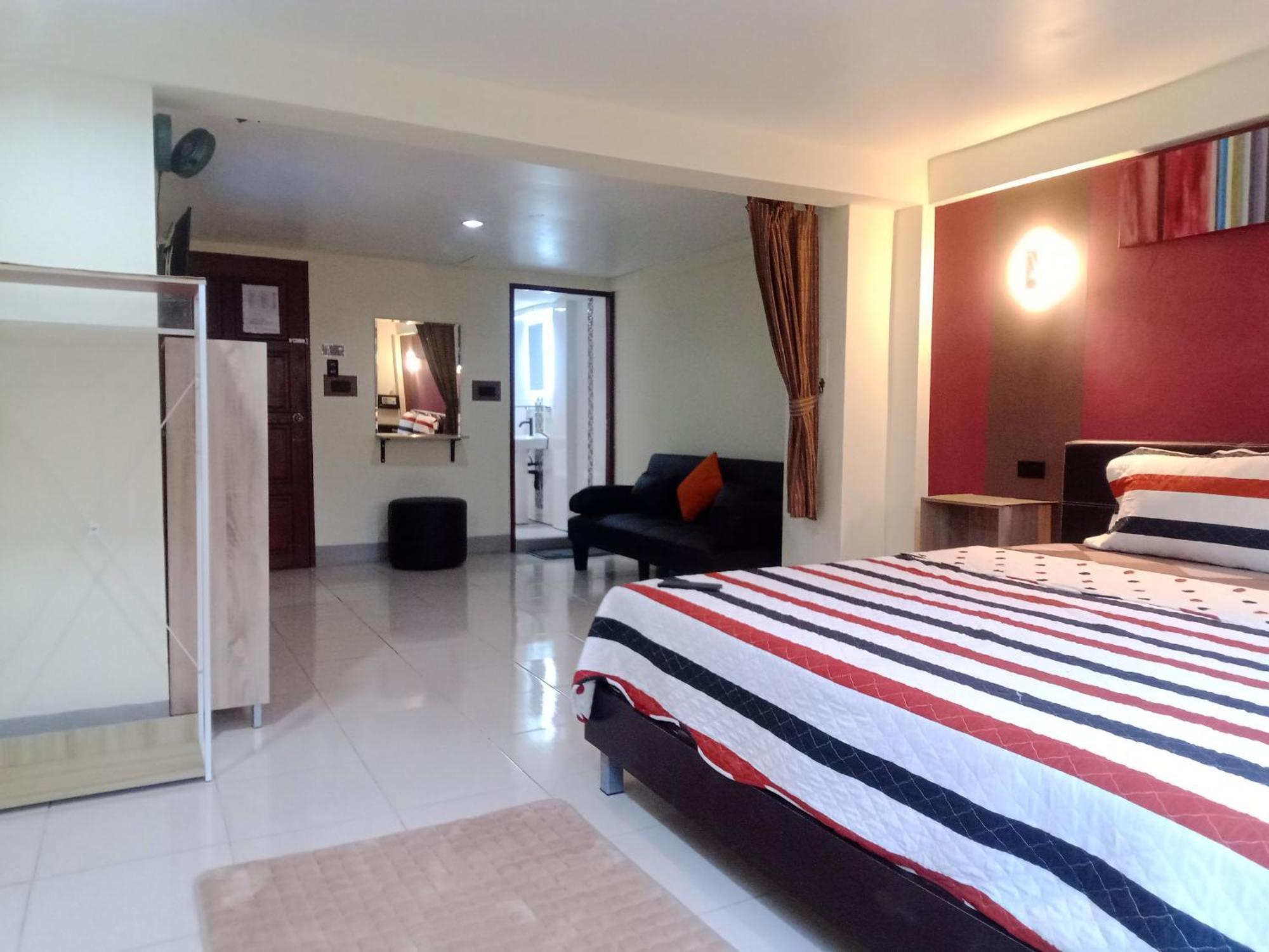 Living Room Guesthouse & Cafe Bar Karon Екстер'єр фото